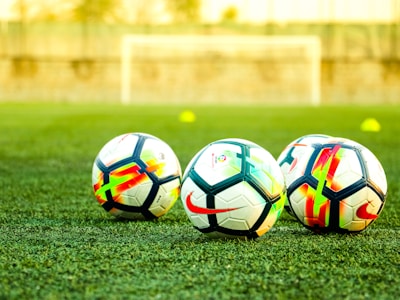 足球运动员在绿茵场上激烈比赛的场景