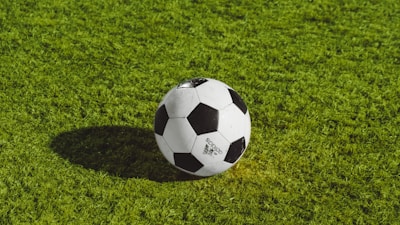 足球运动员在比赛中射门的精彩瞬间